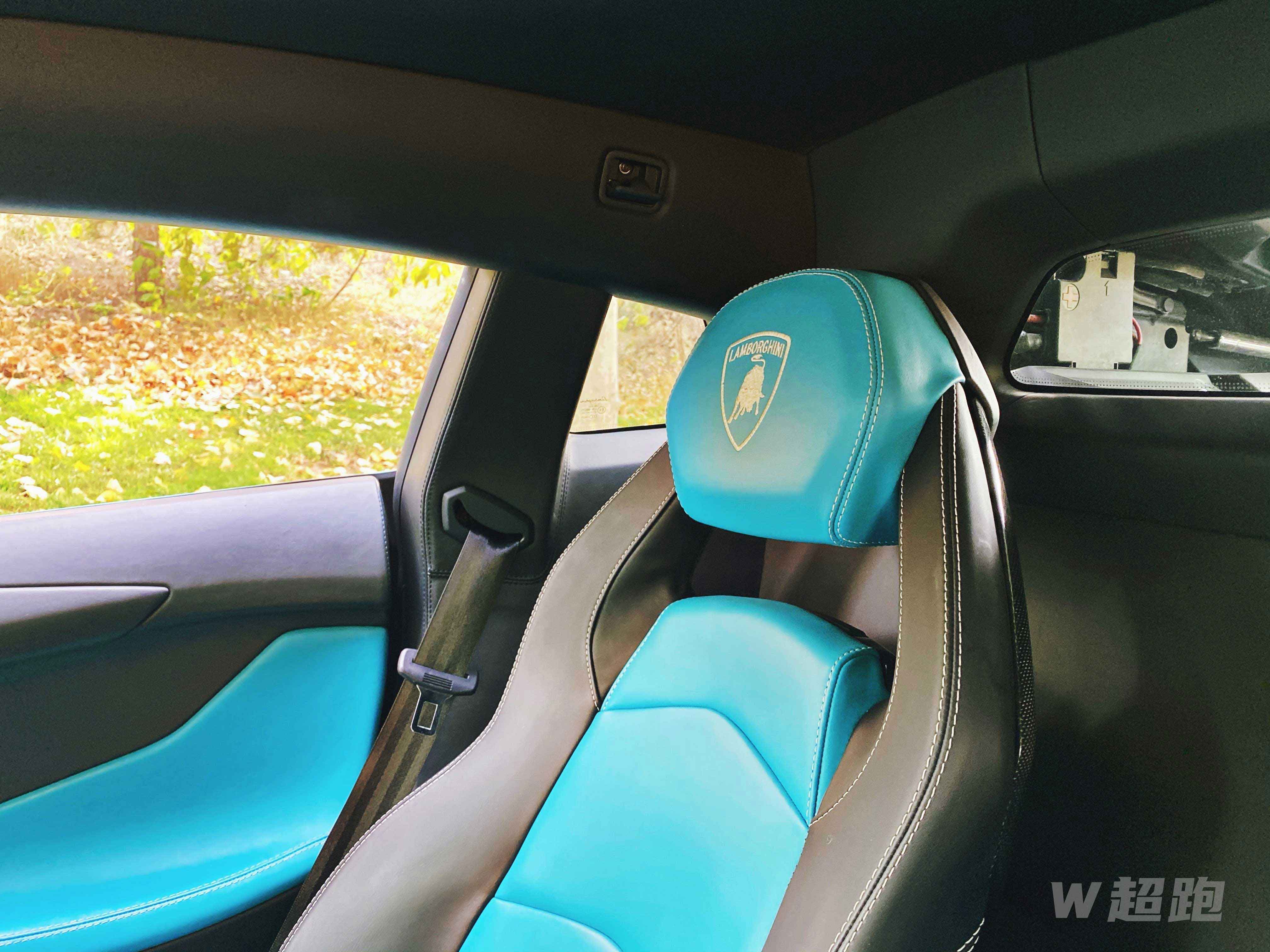 兰博基尼LP700-4 12000/天 Aventador LP700-4是兰博基尼旗下的一款旗舰超级跑车，作为Murcielago的换代车型，在2011年日内瓦车展上正式亮相。低矮的车身、剪刀门、遍布车身四周的巨大进气口以及玻璃下一览无余的V12发动机，依旧是为人熟知的兰博基尼风格。