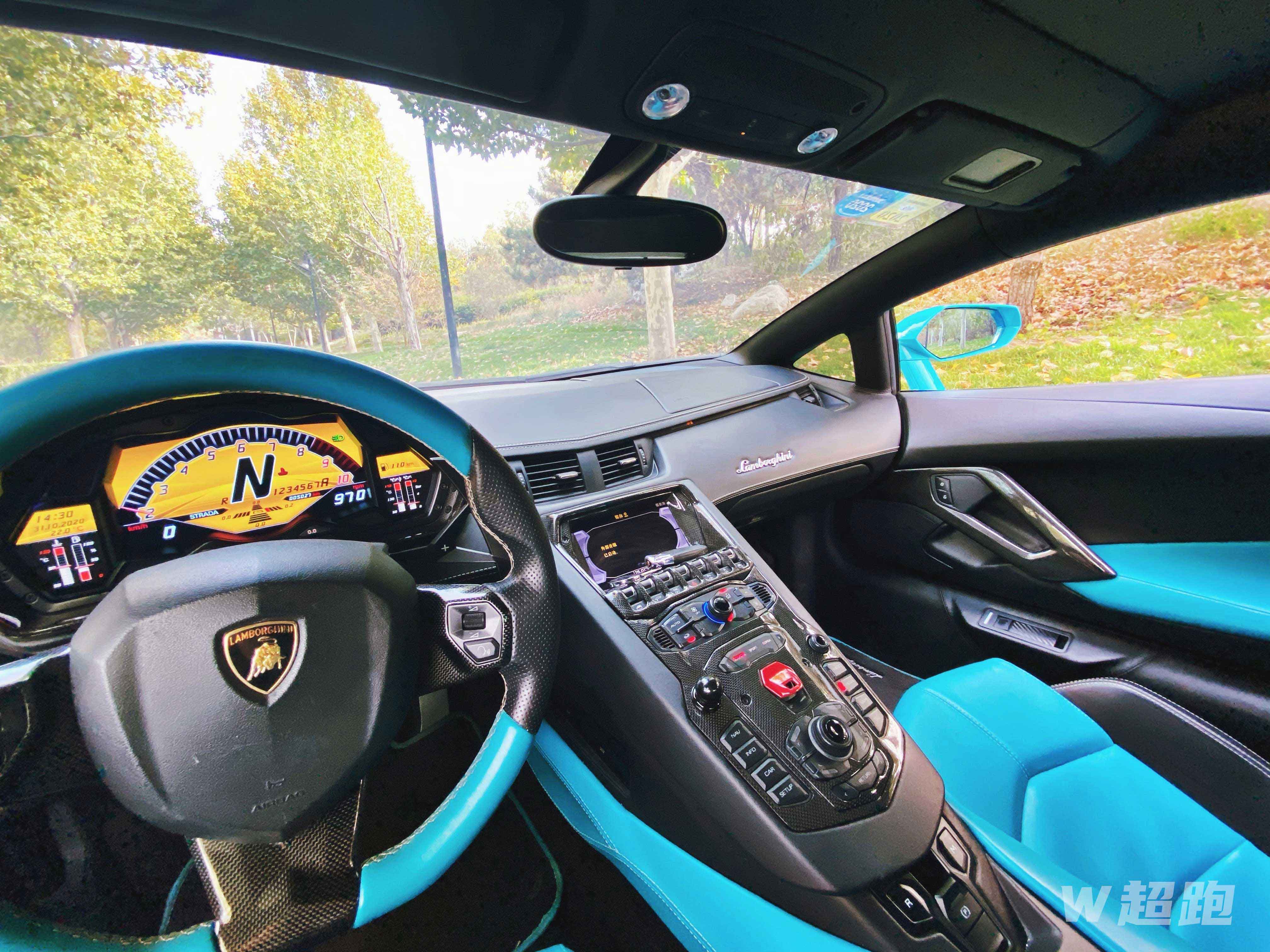 兰博基尼LP700-4 12000/天 Aventador LP700-4是兰博基尼旗下的一款旗舰超级跑车，作为Murcielago的换代车型，在2011年日内瓦车展上正式亮相。低矮的车身、剪刀门、遍布车身四周的巨大进气口以及玻璃下一览无余的V12发动机，依旧是为人熟知的兰博基尼风格。