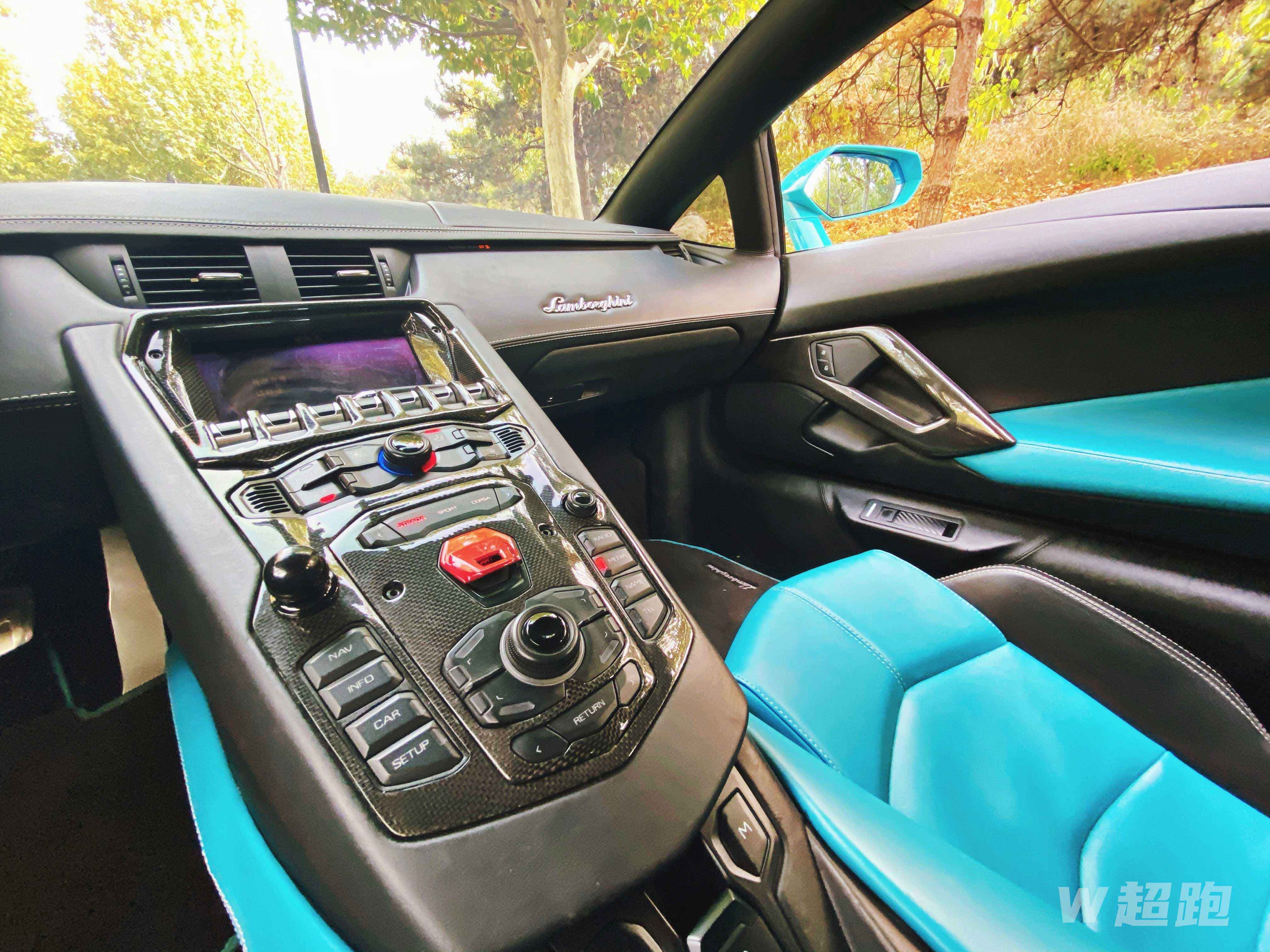 兰博基尼LP700-4 12000/天 Aventador LP700-4是兰博基尼旗下的一款旗舰超级跑车，作为Murcielago的换代车型，在2011年日内瓦车展上正式亮相。低矮的车身、剪刀门、遍布车身四周的巨大进气口以及玻璃下一览无余的V12发动机，依旧是为人熟知的兰博基尼风格。