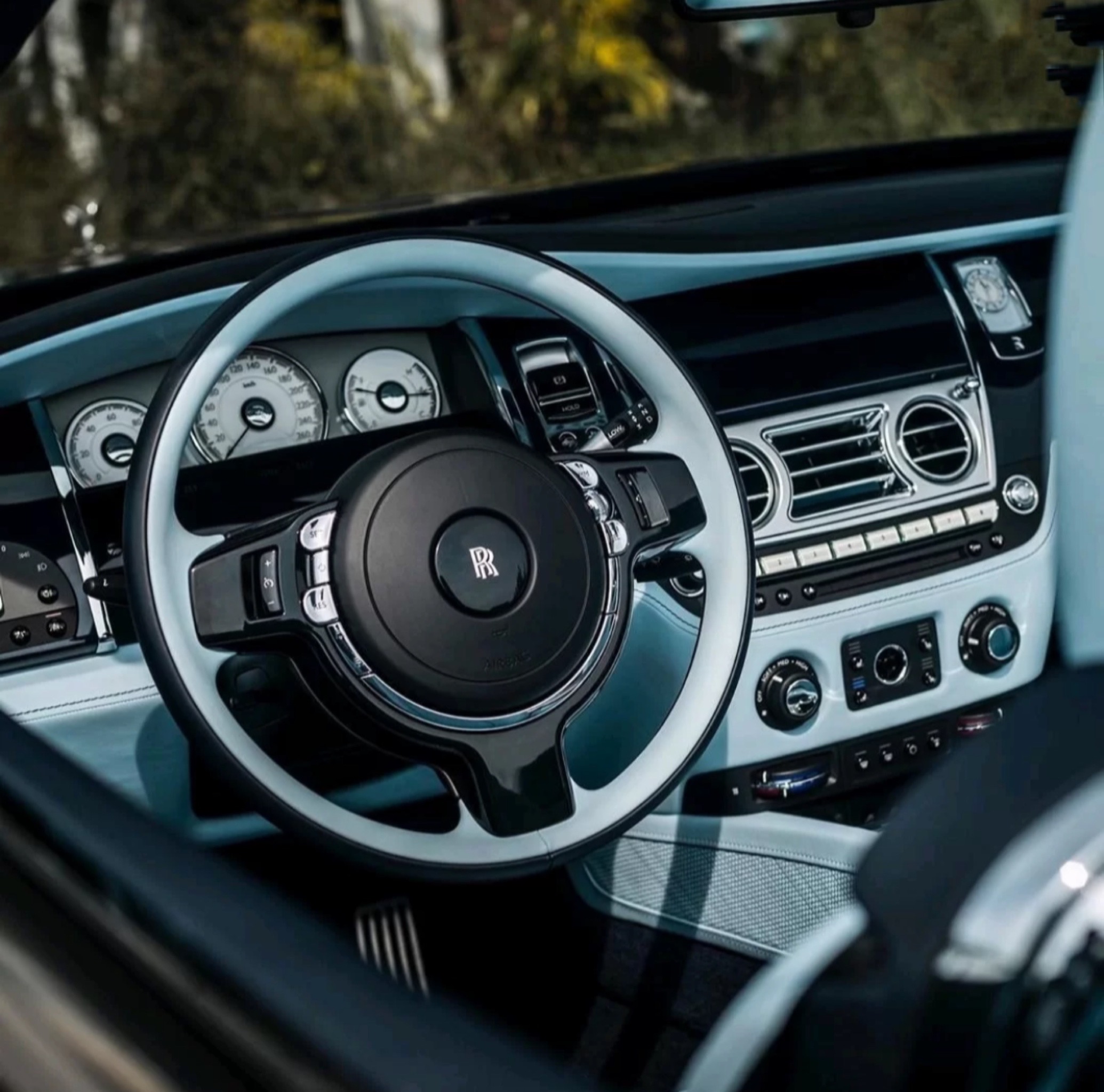 劳斯莱斯曜影 13000/天 曜影采用精妙的设计，给人以变幻莫测之感，实现与环境的美 妙契合。只需轻松开启车门，无限可能即在眼前。唤醒您的感 官，捕捉每个精彩瞬间，与您的朋友共享曜影的悠然时光，享 受当下。