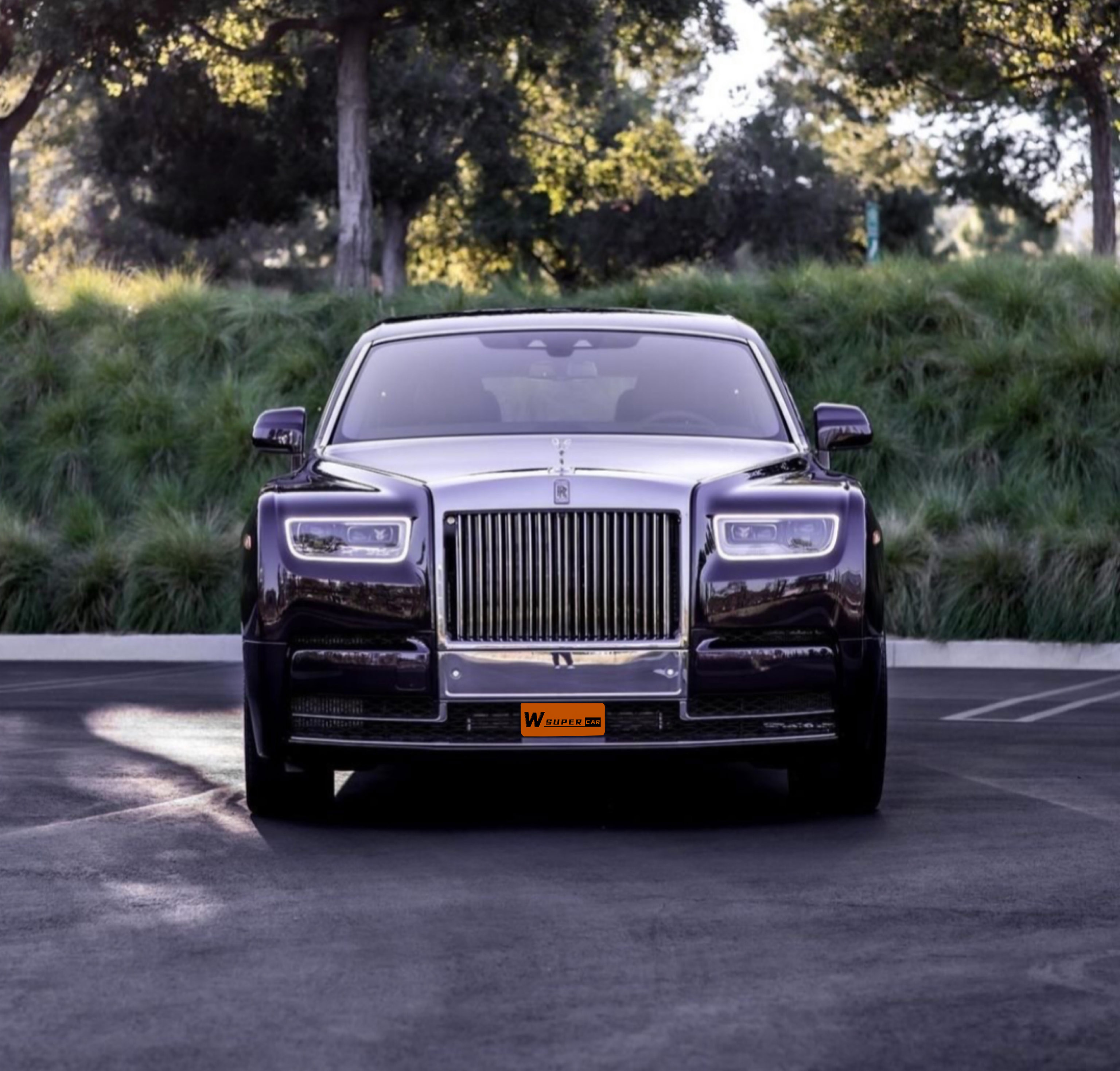 幻影 11000/天 劳斯莱斯幻影（Rolls-Royce Phantom）是劳斯莱斯被宝马（BMW）收购后推出的第一个产品，通过铝的使用，庞大的车身还不到2.5吨重，再加上6.7升V12发动机与六速自动变速箱的通力合作，幻影0-100Km/h的加速不到6秒，出于对安全的考虑最高时速被限制在240Km/h。幻影继承了劳斯莱斯的经典设计：长发动机机罩、短前悬和长后悬。长轴距造就了宽敞的内部空间，加上垂直式的车前罩和高灯，为它增添了卓尔不凡的气质。