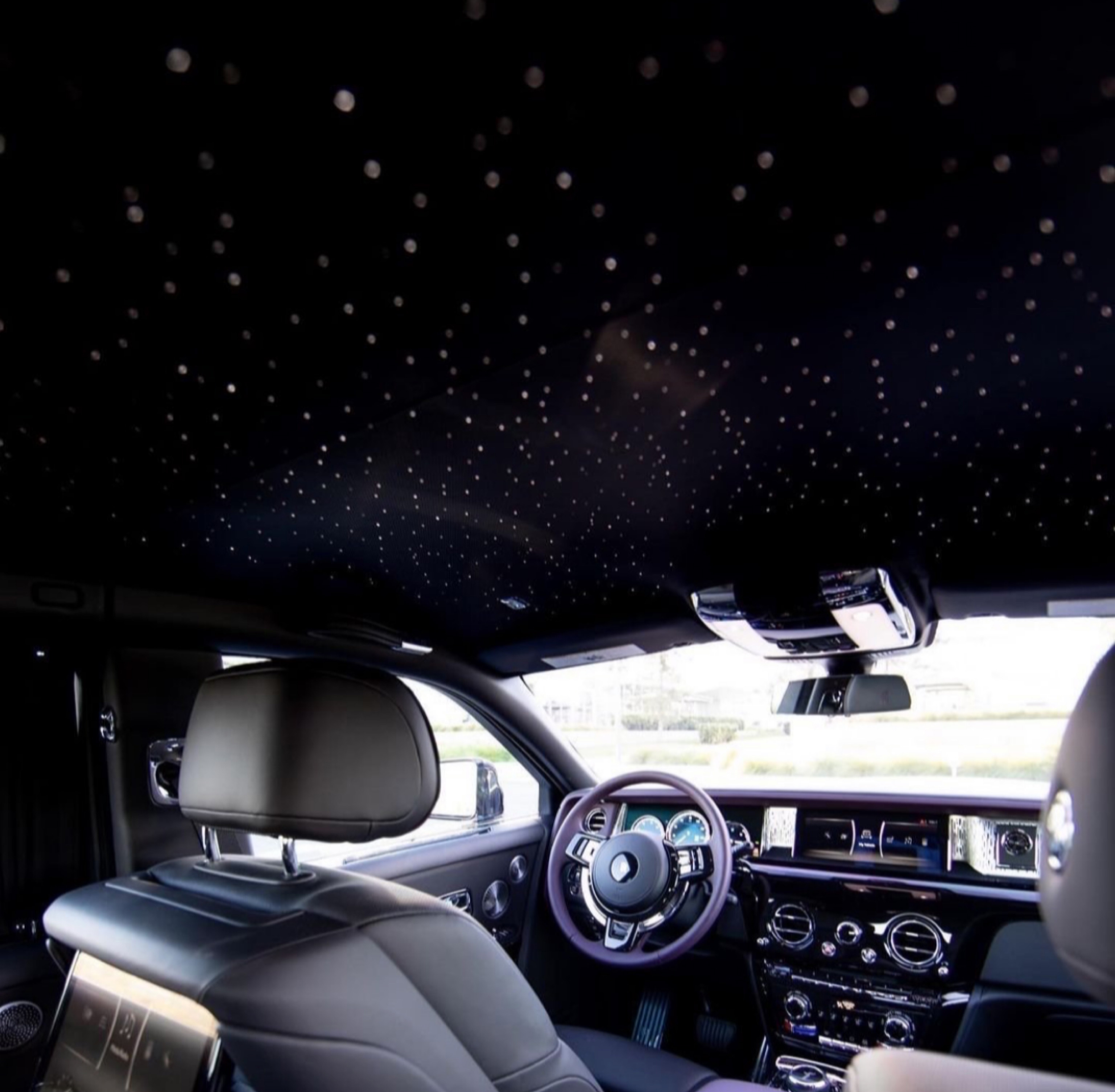 幻影 11000/天 劳斯莱斯幻影（Rolls-Royce Phantom）是劳斯莱斯被宝马（BMW）收购后推出的第一个产品，通过铝的使用，庞大的车身还不到2.5吨重，再加上6.7升V12发动机与六速自动变速箱的通力合作，幻影0-100Km/h的加速不到6秒，出于对安全的考虑最高时速被限制在240Km/h。幻影继承了劳斯莱斯的经典设计：长发动机机罩、短前悬和长后悬。长轴距造就了宽敞的内部空间，加上垂直式的车前罩和高灯，为它增添了卓尔不凡的气质。