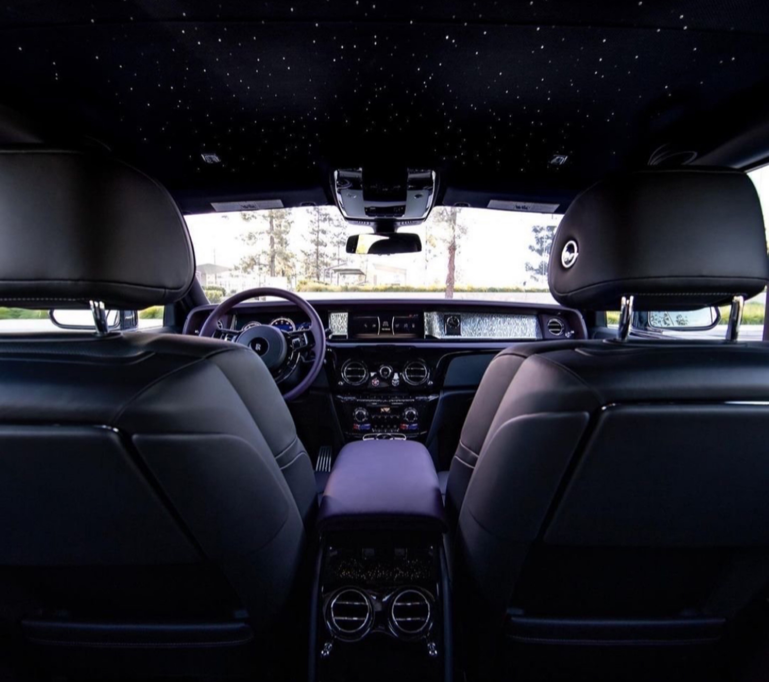 幻影 11000/天 劳斯莱斯幻影（Rolls-Royce Phantom）是劳斯莱斯被宝马（BMW）收购后推出的第一个产品，通过铝的使用，庞大的车身还不到2.5吨重，再加上6.7升V12发动机与六速自动变速箱的通力合作，幻影0-100Km/h的加速不到6秒，出于对安全的考虑最高时速被限制在240Km/h。幻影继承了劳斯莱斯的经典设计：长发动机机罩、短前悬和长后悬。长轴距造就了宽敞的内部空间，加上垂直式的车前罩和高灯，为它增添了卓尔不凡的气质。