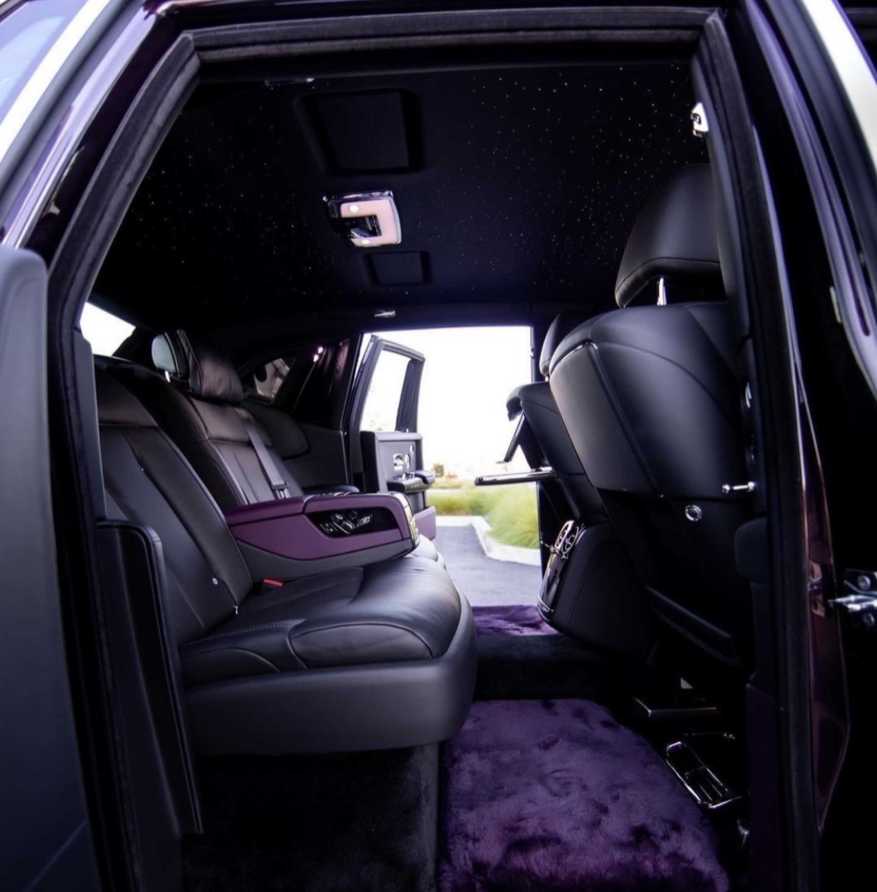 幻影 11000/天 劳斯莱斯幻影（Rolls-Royce Phantom）是劳斯莱斯被宝马（BMW）收购后推出的第一个产品，通过铝的使用，庞大的车身还不到2.5吨重，再加上6.7升V12发动机与六速自动变速箱的通力合作，幻影0-100Km/h的加速不到6秒，出于对安全的考虑最高时速被限制在240Km/h。幻影继承了劳斯莱斯的经典设计：长发动机机罩、短前悬和长后悬。长轴距造就了宽敞的内部空间，加上垂直式的车前罩和高灯，为它增添了卓尔不凡的气质。