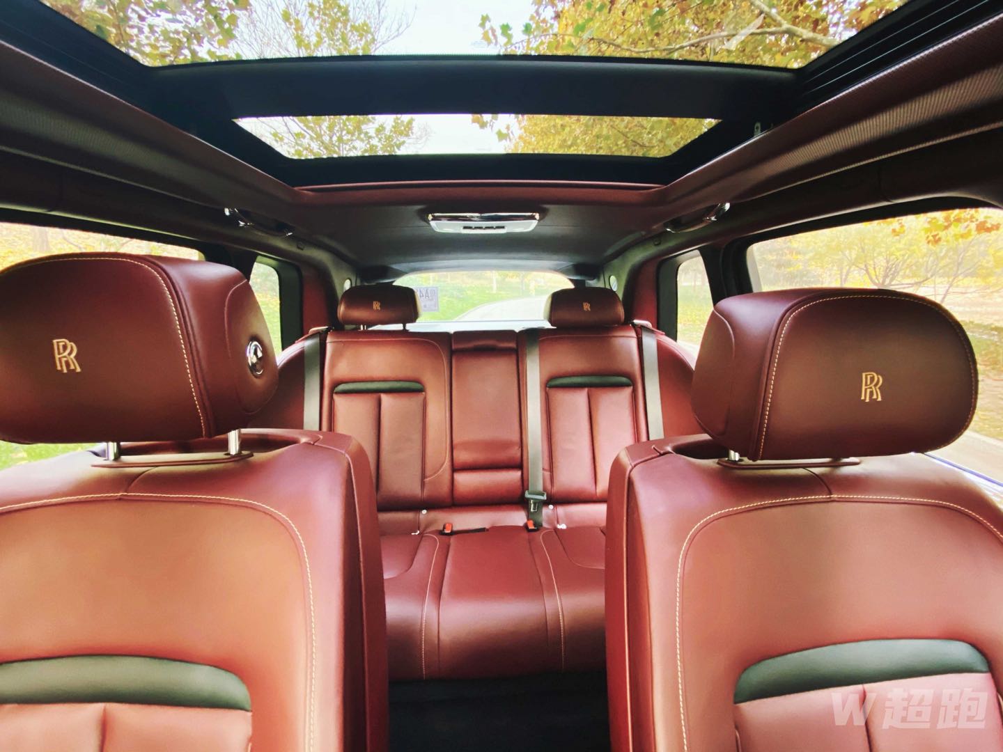 库里南 20000/天 劳斯莱斯库里南的英文名Cullinan源于第一大钻石原石非洲之星。重量高达3106克拉，因为原石太大需分解成多块，其后经切割琢磨成9颗钻石，最大者被镶嵌在英皇的权杖上，这一定名也凸显了整车的高贵气质。为了保证其稀有高贵的身份，库里南的年产量将限制在4000台。