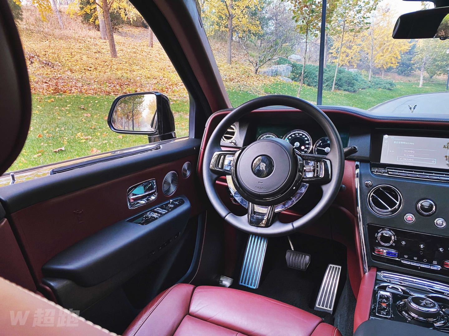 库里南 20000/天 劳斯莱斯库里南的英文名Cullinan源于第一大钻石原石非洲之星。重量高达3106克拉，因为原石太大需分解成多块，其后经切割琢磨成9颗钻石，最大者被镶嵌在英皇的权杖上，这一定名也凸显了整车的高贵气质。为了保证其稀有高贵的身份，库里南的年产量将限制在4000台。