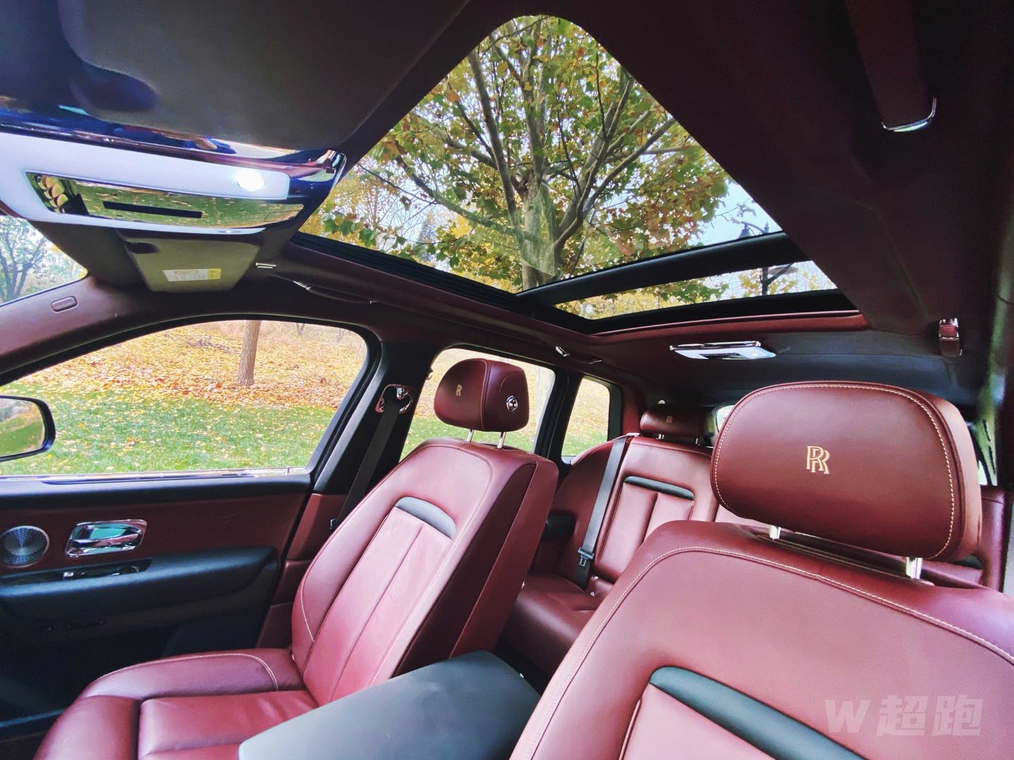 库里南 20000/天 劳斯莱斯库里南的英文名Cullinan源于第一大钻石原石非洲之星。重量高达3106克拉，因为原石太大需分解成多块，其后经切割琢磨成9颗钻石，最大者被镶嵌在英皇的权杖上，这一定名也凸显了整车的高贵气质。为了保证其稀有高贵的身份，库里南的年产量将限制在4000台。