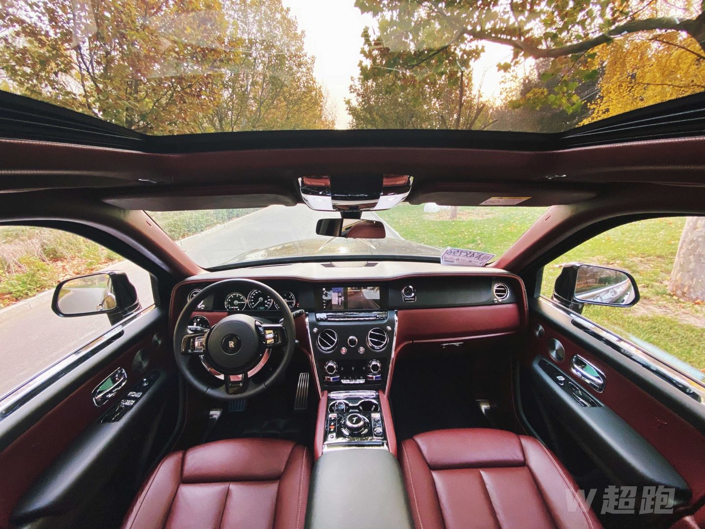 库里南 20000/天 劳斯莱斯库里南的英文名Cullinan源于第一大钻石原石非洲之星。重量高达3106克拉，因为原石太大需分解成多块，其后经切割琢磨成9颗钻石，最大者被镶嵌在英皇的权杖上，这一定名也凸显了整车的高贵气质。为了保证其稀有高贵的身份，库里南的年产量将限制在4000台。