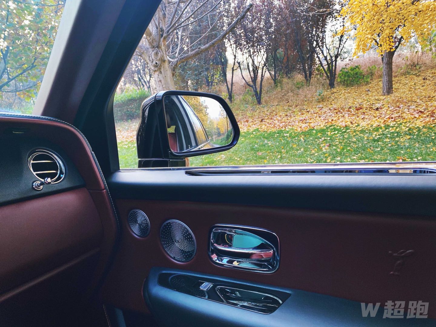 库里南 20000/天 劳斯莱斯库里南的英文名Cullinan源于第一大钻石原石非洲之星。重量高达3106克拉，因为原石太大需分解成多块，其后经切割琢磨成9颗钻石，最大者被镶嵌在英皇的权杖上，这一定名也凸显了整车的高贵气质。为了保证其稀有高贵的身份，库里南的年产量将限制在4000台。