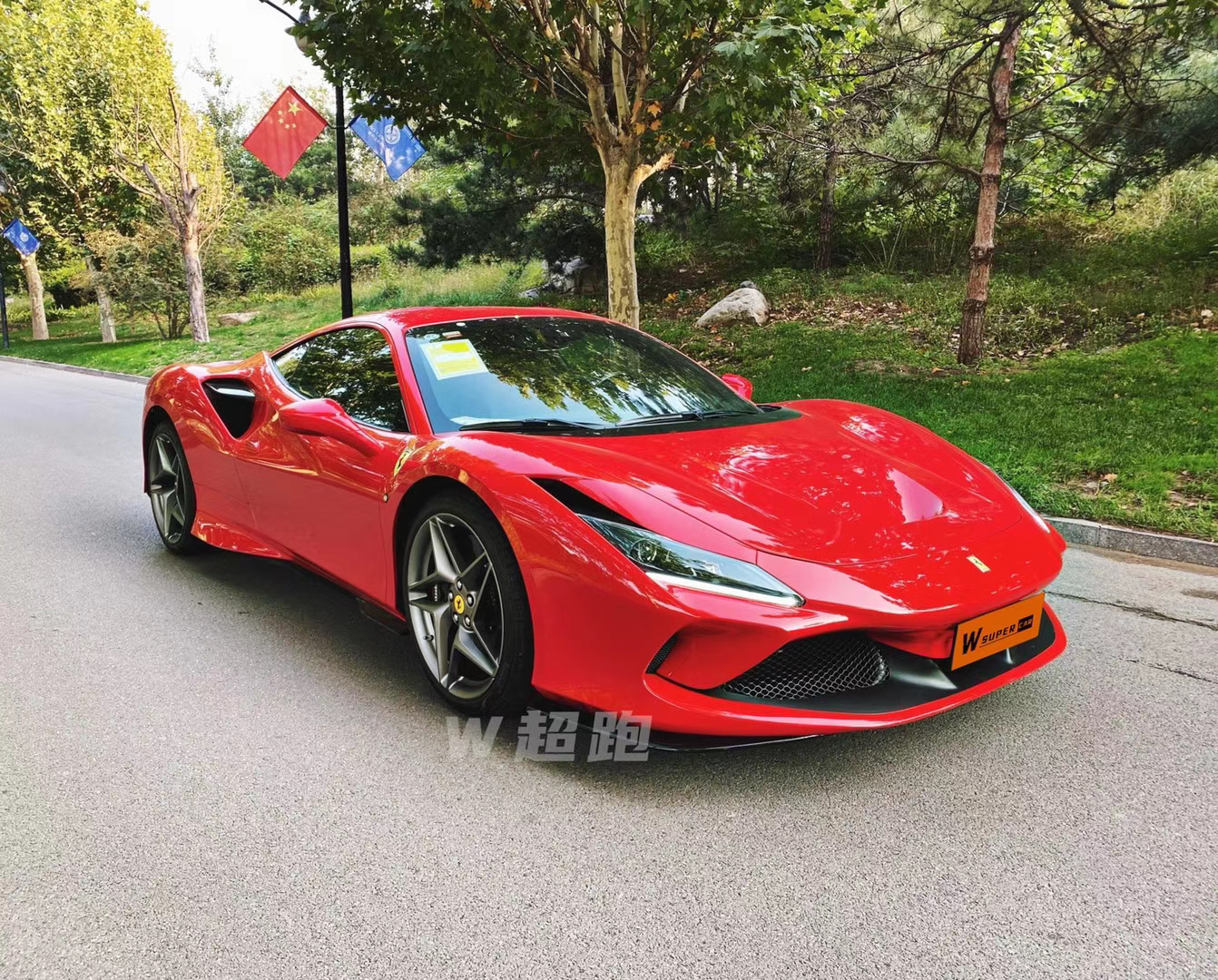 法拉利F8 14000/天 法拉利F8 Tributo车型作为跃马品牌经典双座Berlinetta车型卓越性能的巅峰之作,其采用中后置发动机布局,别具一格。一如其名,致敬法拉利史上最强劲的 V8发动机。