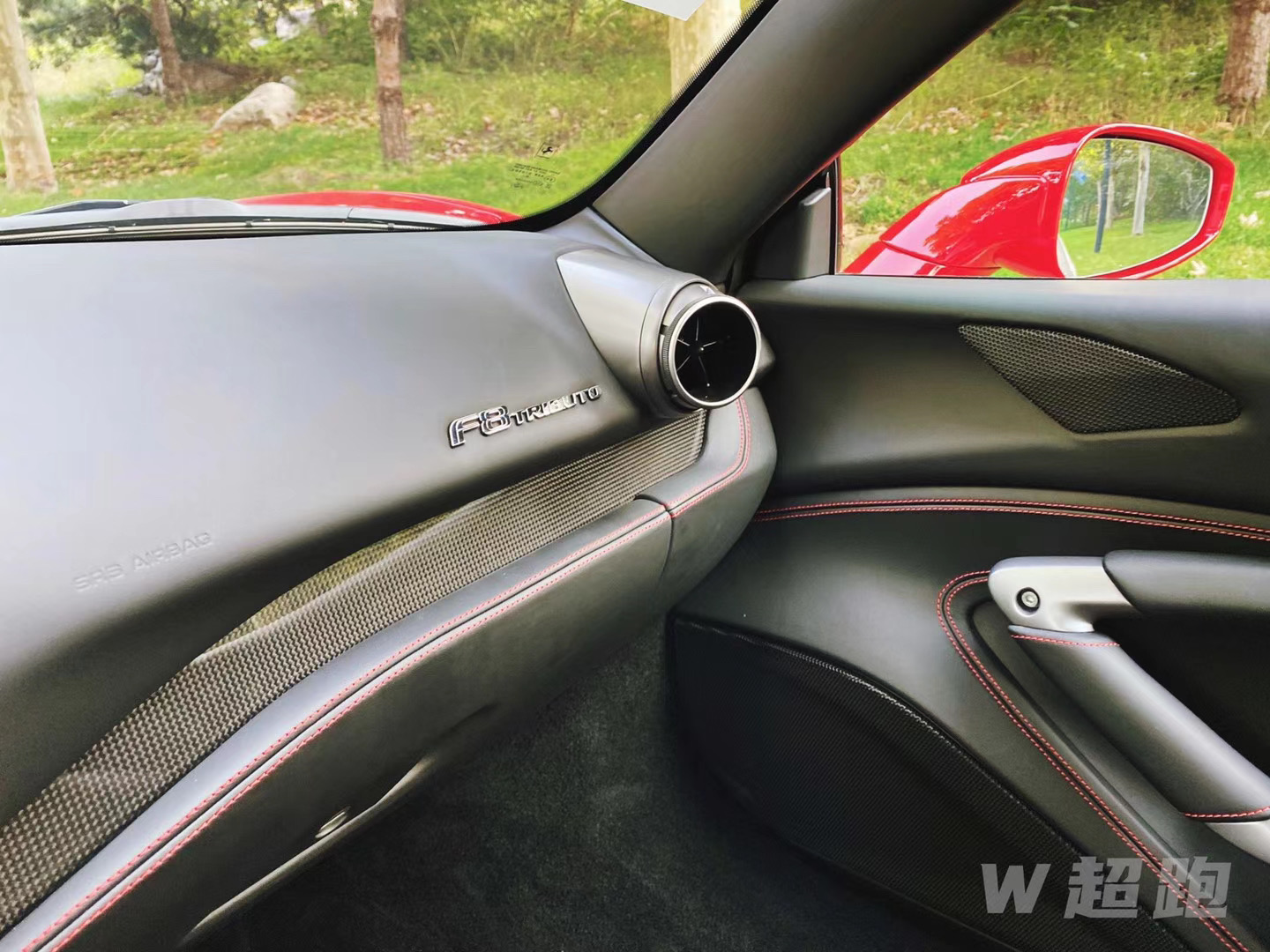 法拉利F8 14000/天 法拉利F8 Tributo车型作为跃马品牌经典双座Berlinetta车型卓越性能的巅峰之作,其采用中后置发动机布局,别具一格。一如其名,致敬法拉利史上最强劲的 V8发动机。