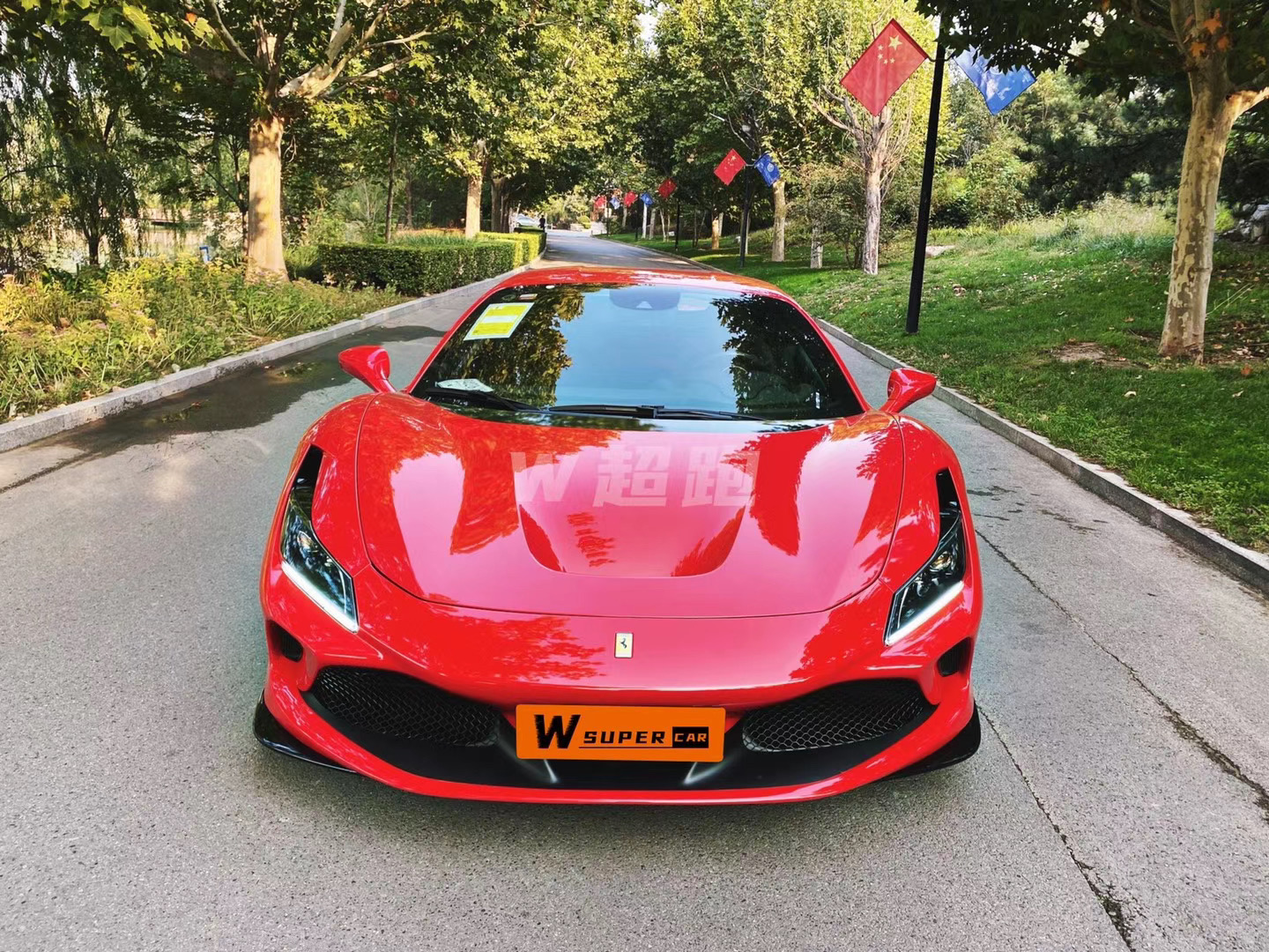 法拉利F8 14000/天 法拉利F8 Tributo车型作为跃马品牌经典双座Berlinetta车型卓越性能的巅峰之作,其采用中后置发动机布局,别具一格。一如其名,致敬法拉利史上最强劲的 V8发动机。