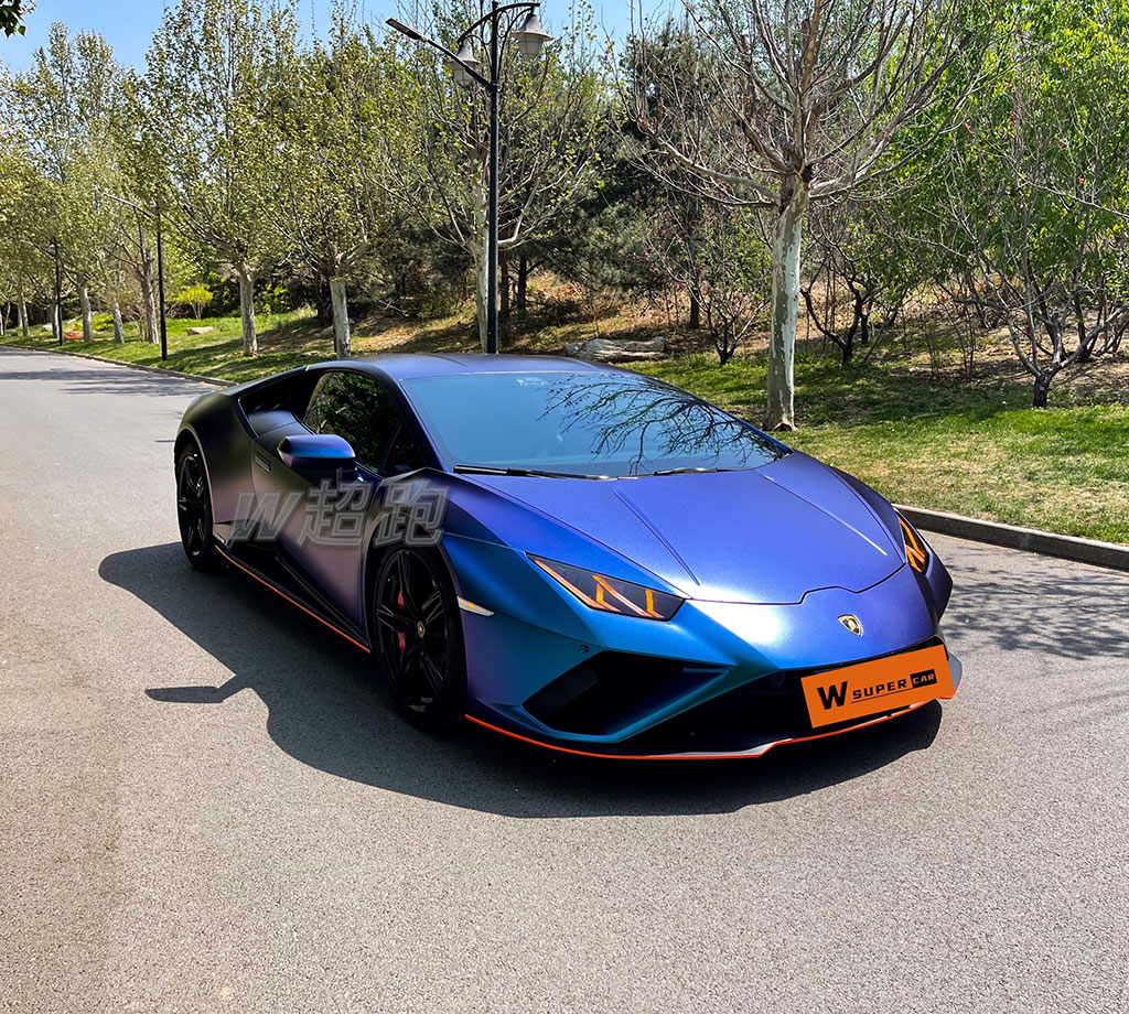 兰博基尼小牛EVO 11000/天 兰博基尼Huracán EVO RWD整体造型延续了 Huracán EVO的设计，但细节部分进行了改动。具体来看，新车对前保险杠进行了重新设计，取消了Huracán EVO车型内部Y字形扰流装置，取而代之的为更大尺寸的进气口和前唇。