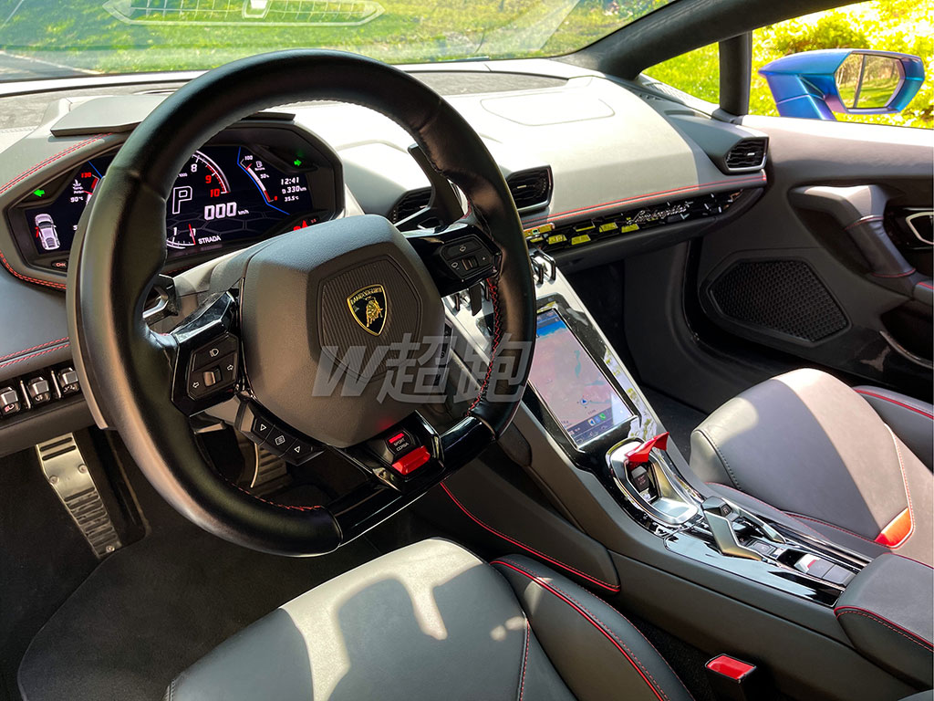 兰博基尼小牛EVO 11000/天 兰博基尼Huracán EVO RWD整体造型延续了 Huracán EVO的设计，但细节部分进行了改动。具体来看，新车对前保险杠进行了重新设计，取消了Huracán EVO车型内部Y字形扰流装置，取而代之的为更大尺寸的进气口和前唇。