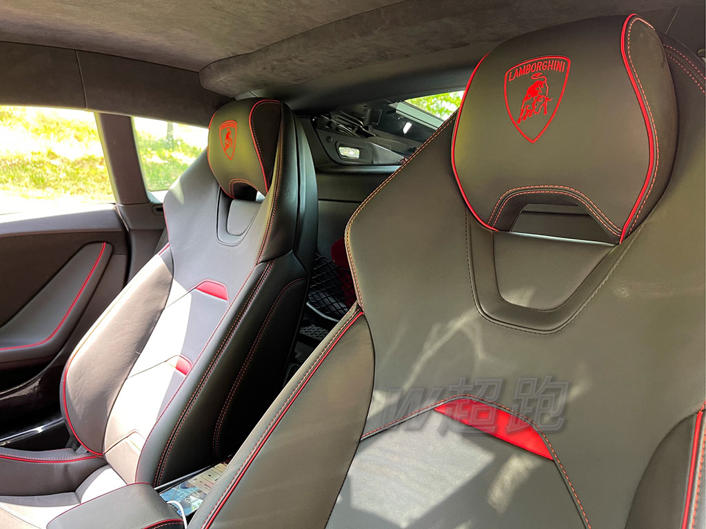 兰博基尼小牛EVO 11000/天 兰博基尼Huracán EVO RWD整体造型延续了 Huracán EVO的设计，但细节部分进行了改动。具体来看，新车对前保险杠进行了重新设计，取消了Huracán EVO车型内部Y字形扰流装置，取而代之的为更大尺寸的进气口和前唇。