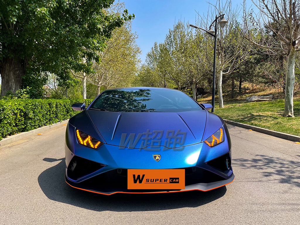 兰博基尼小牛EVO 11000/天 兰博基尼Huracán EVO RWD整体造型延续了 Huracán EVO的设计，但细节部分进行了改动。具体来看，新车对前保险杠进行了重新设计，取消了Huracán EVO车型内部Y字形扰流装置，取而代之的为更大尺寸的进气口和前唇。