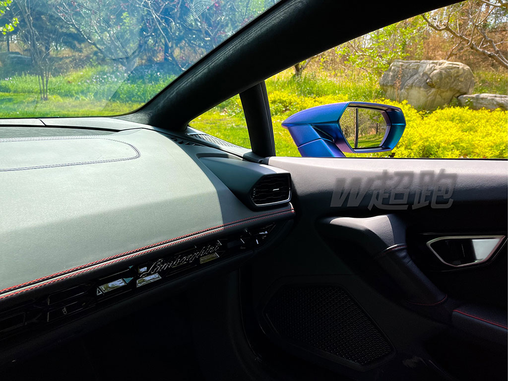 兰博基尼小牛EVO 11000/天 兰博基尼Huracán EVO RWD整体造型延续了 Huracán EVO的设计，但细节部分进行了改动。具体来看，新车对前保险杠进行了重新设计，取消了Huracán EVO车型内部Y字形扰流装置，取而代之的为更大尺寸的进气口和前唇。