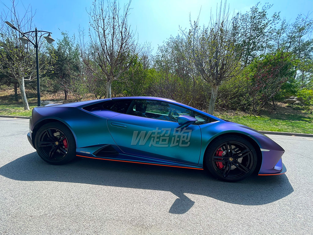 兰博基尼小牛EVO 11000/天 兰博基尼Huracán EVO RWD整体造型延续了 Huracán EVO的设计，但细节部分进行了改动。具体来看，新车对前保险杠进行了重新设计，取消了Huracán EVO车型内部Y字形扰流装置，取而代之的为更大尺寸的进气口和前唇。